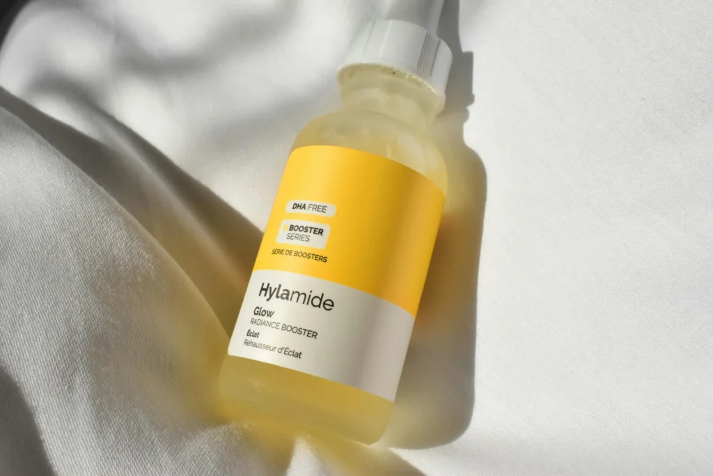 Minimalist niacinamide skincare serum for reducing excess oil and pores