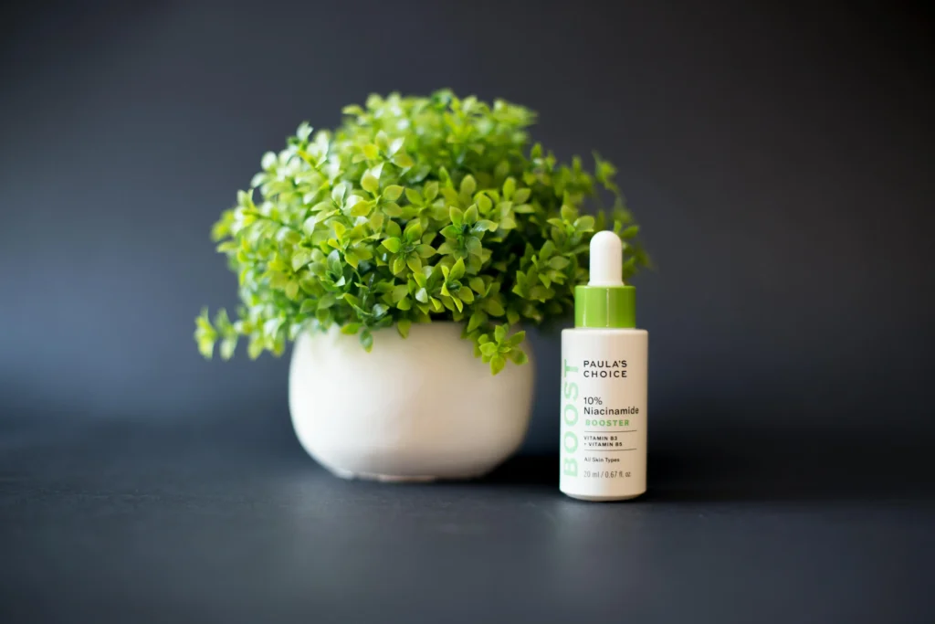 Oily skin skincare serum with niacinamide ingredients