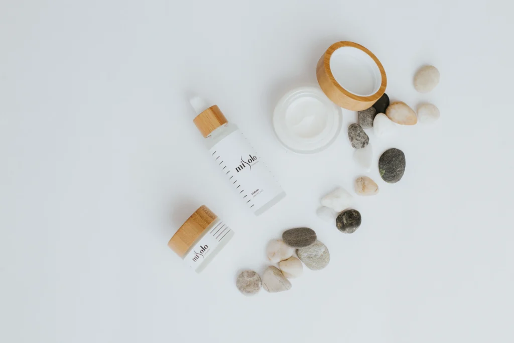 Best skincare routine for acne-prone skin featuring cleanser, serum, moisturizer, and sunscreen for clearer and healthier skin