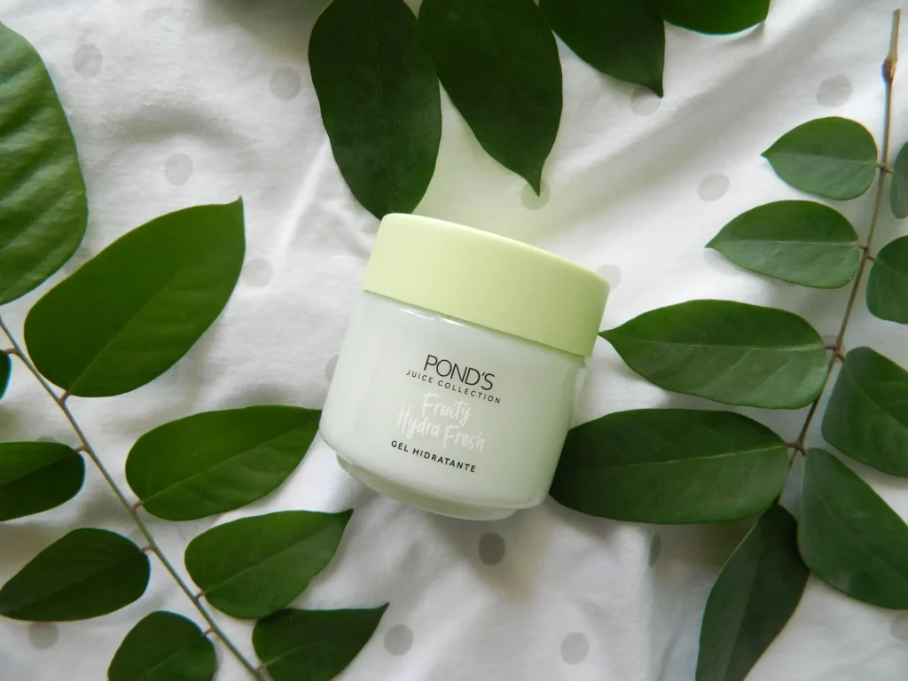 Daily skincare routine featuring a lightweight moisturizer for oily skin