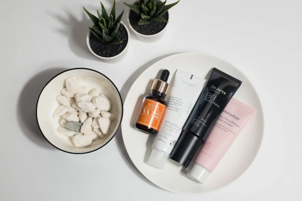 Best skincare routine for acne-prone skin featuring cleanser, serum, moisturizer, and sunscreen for clearer and healthier skin