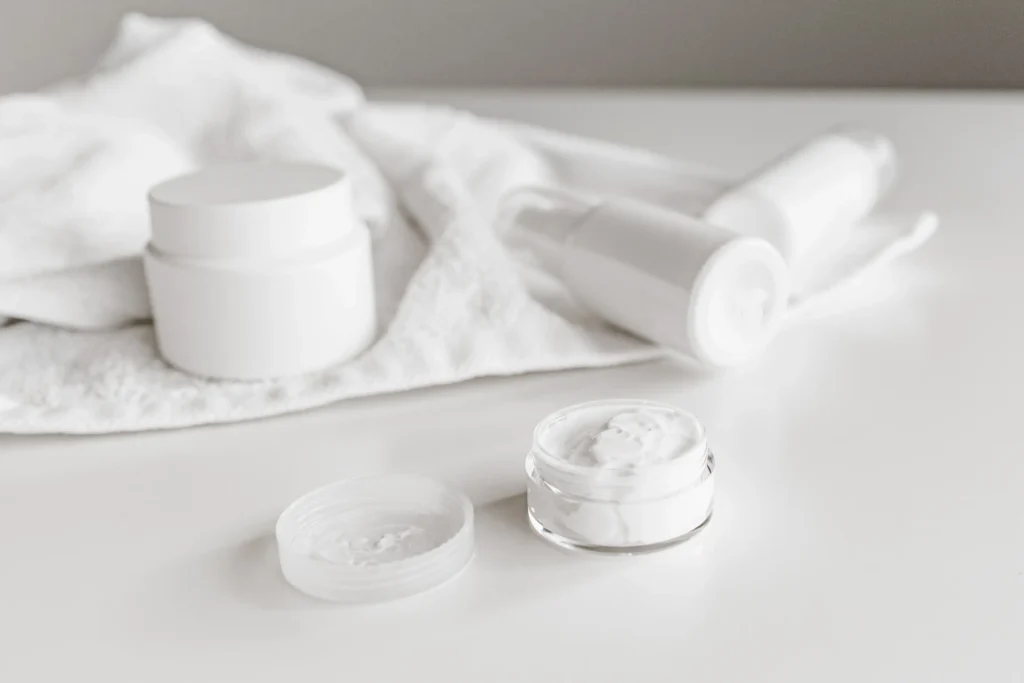 Best skincare routine for acne-prone skin featuring cleanser, serum, moisturizer, and sunscreen for clearer and healthier skin